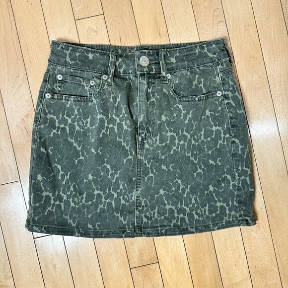 AMERICAN EAGLE Denim Stretch OliveGreen Camo Animal Print Mini Jean Skirt Size 2 - Picture 2 of 8